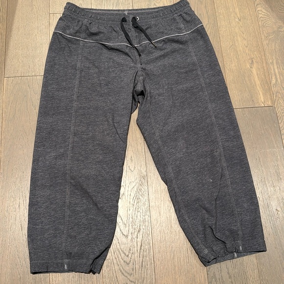 lululemon athletica Pants - Lululemon Woman's Size 6 Gray Crop Athleisure/Yoga Pants